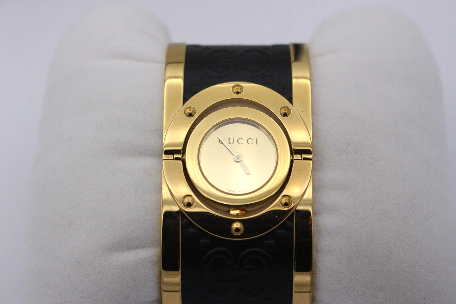 Gucci Twirl 112 breiter Armreif Damenuhr Edelstahl Vergoldet