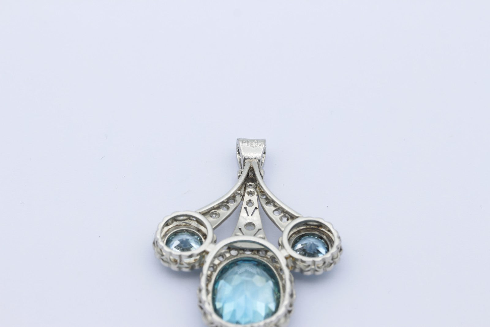 Art Déco Platin Anhänger mit Blaue Edelsteine & Diamanten edles Schmuckstück