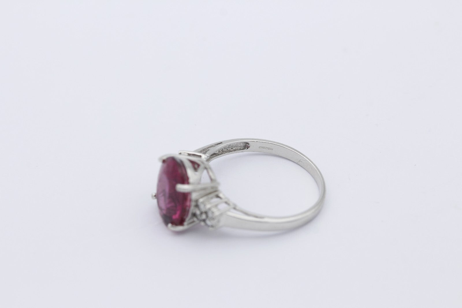 Hochwertiger R&C Damen Ring aus 750/18k Weißgold mit ein Edelstein & Diamanten