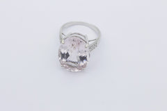 Außergewöhnlicher Damen Ring aus 375 / 9k Weißgold mit Edelstein & Diamanten