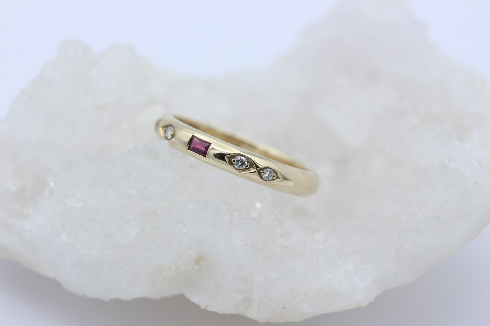 Zarter Damen Juwelen Ring aus 333 / 8k Gelbgold mit ein Rubin & Brillanten