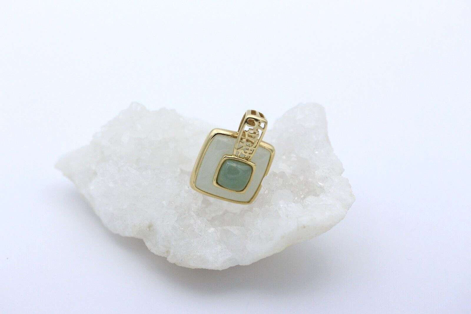 Außergewöhnlicher Anhänger aus 585 / 14K Gelbgold mit Jade und Mondstein