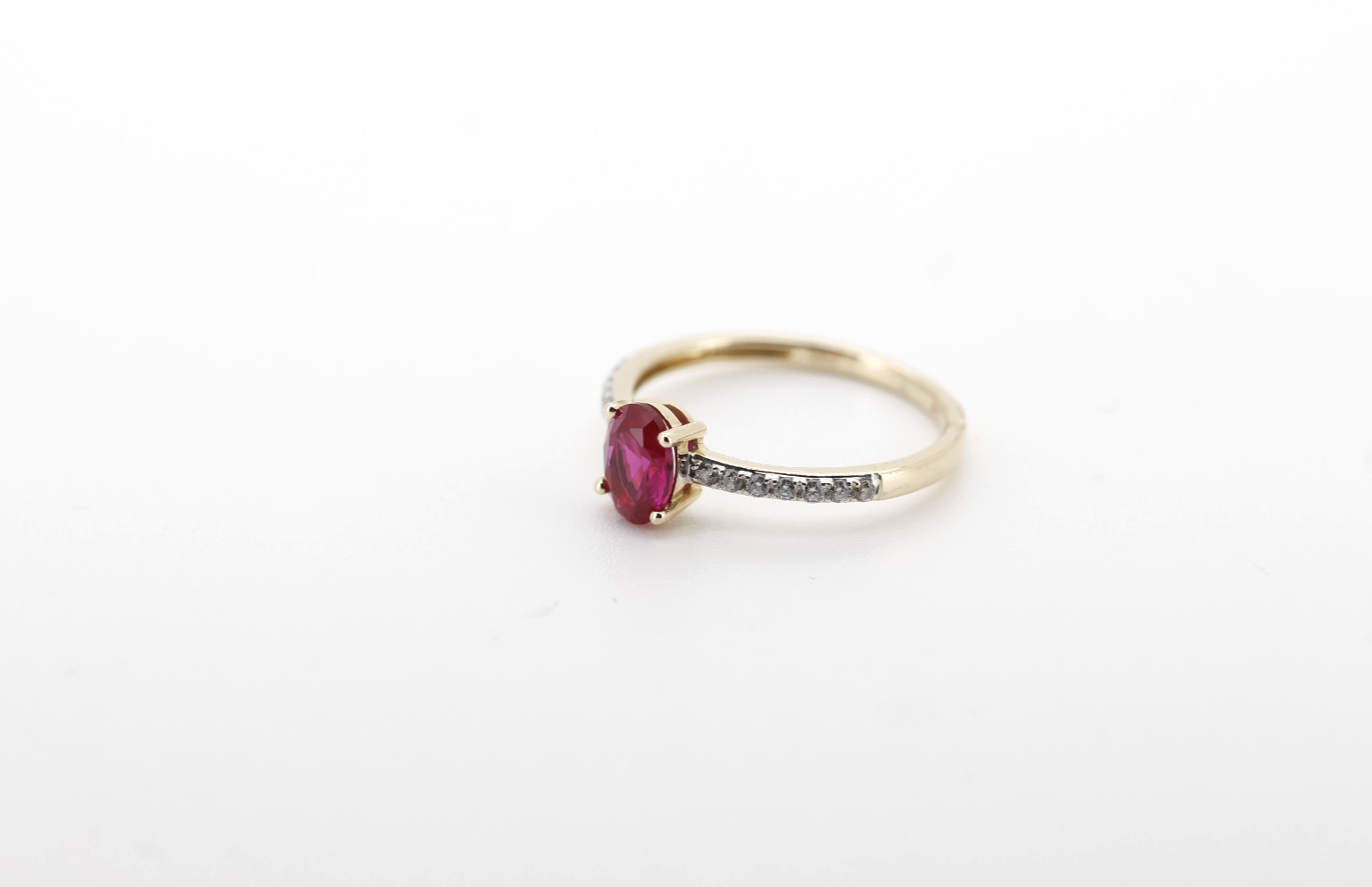 Schöner 585er 14K Goldring mit ovalem Rubin und Zirkonia Edelsteine Gr. 54