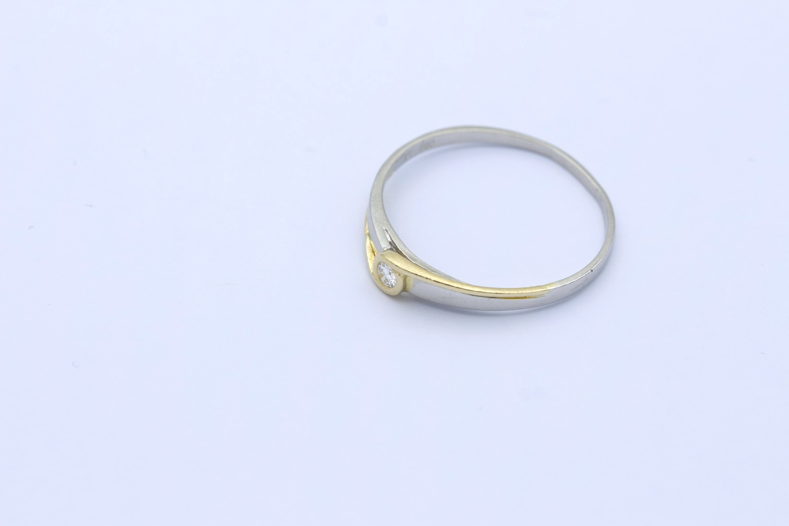 Zarter 950 Platin Ring mit ein Brillant – Bicolor Gelbgold Diamant ca. 0,10 ct.