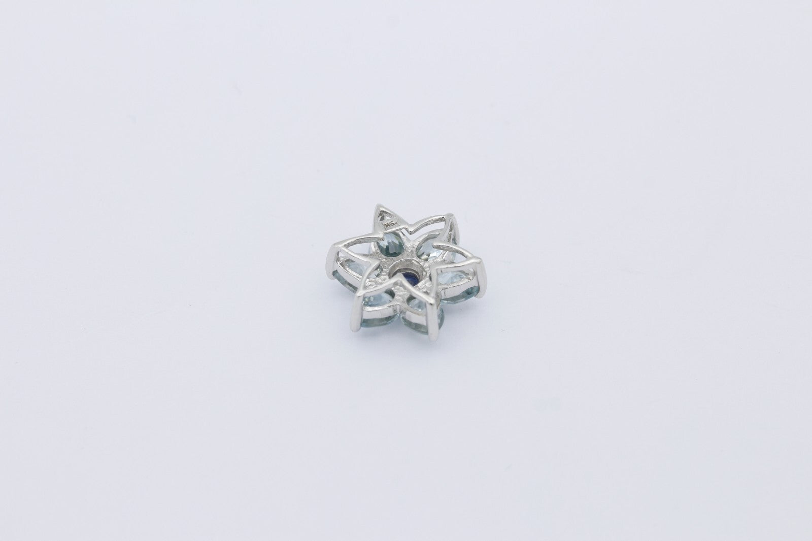 Wunderschöner Anhänger aus 375/9k Weißgold mit Echte Edelsteine