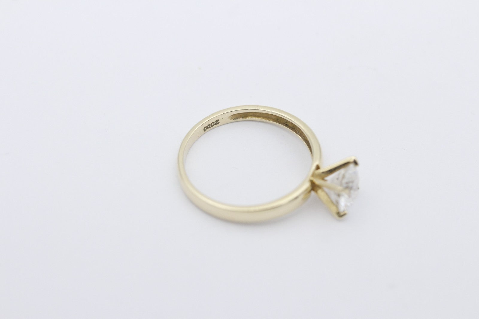 Wunderschöner Solitär Damen Ring aus 585 / 14 Karat Gelbgold mit ein Zirkonia