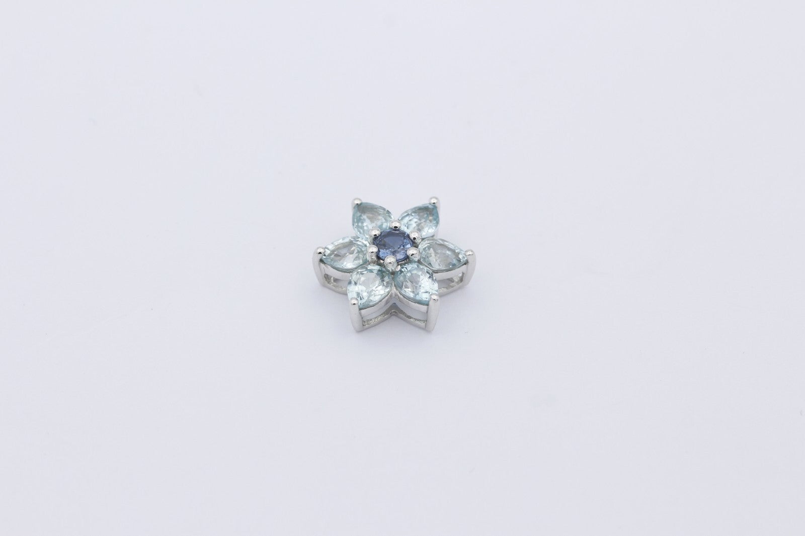 Wunderschöner Anhänger aus 375/9k Weißgold mit Echte Edelsteine