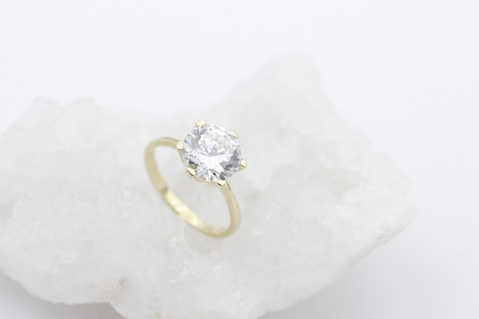 Wunderschöner Solitär Damen Ring aus 585 / 14k Gelbgold mit ein großen Zirkonia