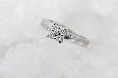 Schöner Damen Ring aus 585 / 14 Karat Weißgold mit Brillanten | Gr. 52