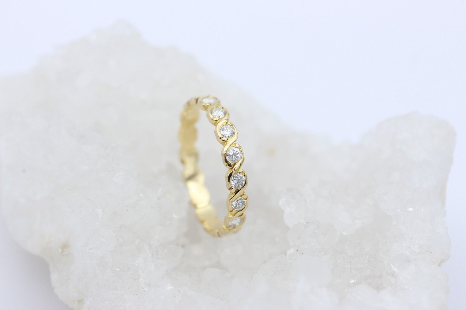 Wunderschöner Damen Ring Halb Memory aus 750 / 18K Gelbgold mit Brillanten