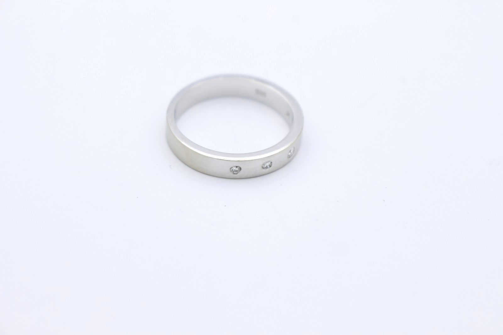 CHRIST Diamantring Matt 585 Weißgold 14 Karat Ring 5 Diamanten Brillanten Gr. 55