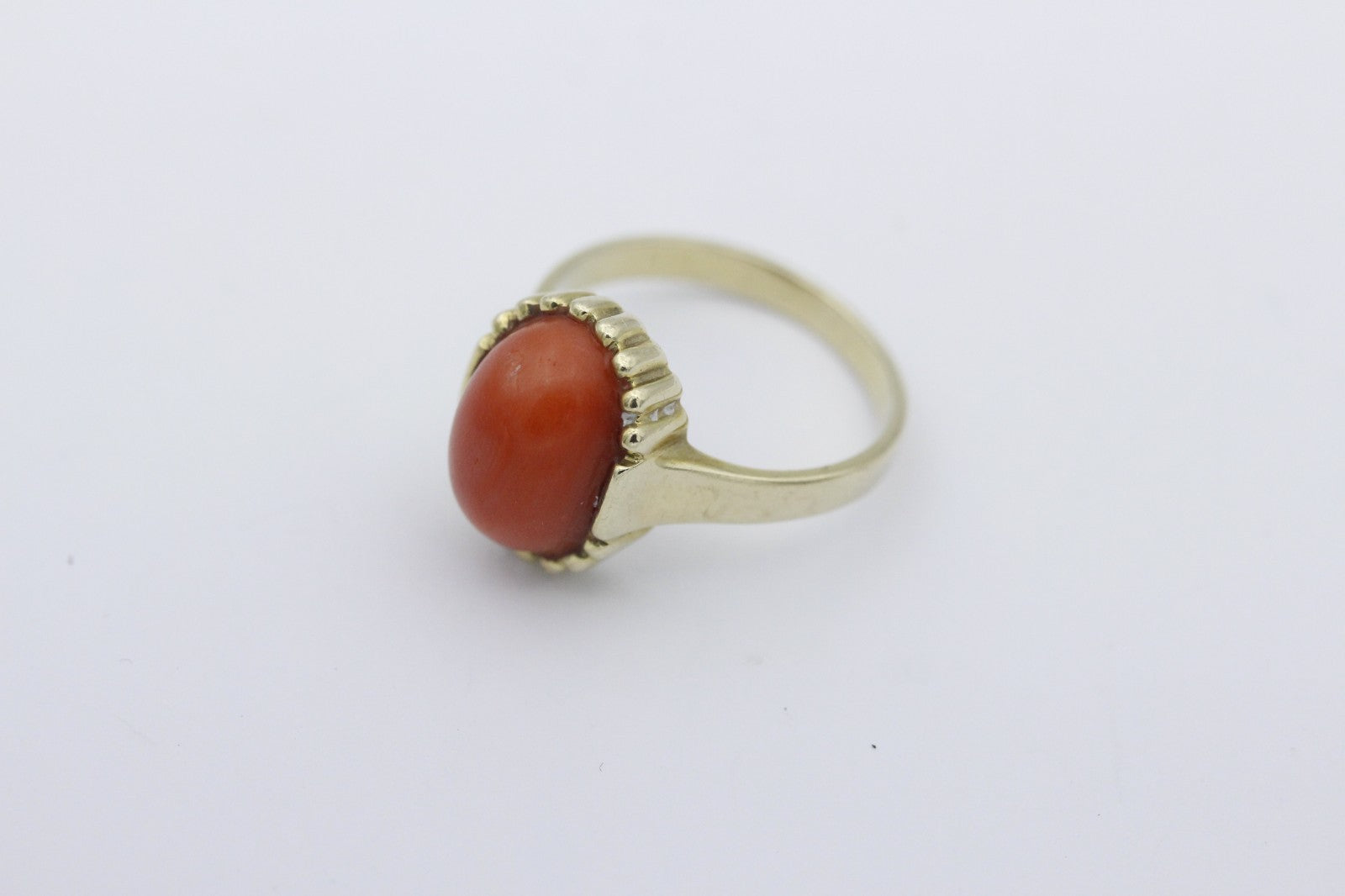 Schöner Korallen Damen Ring aus 333 / 8 Karat Gelbgold mit eine Koralle | Gr. 56