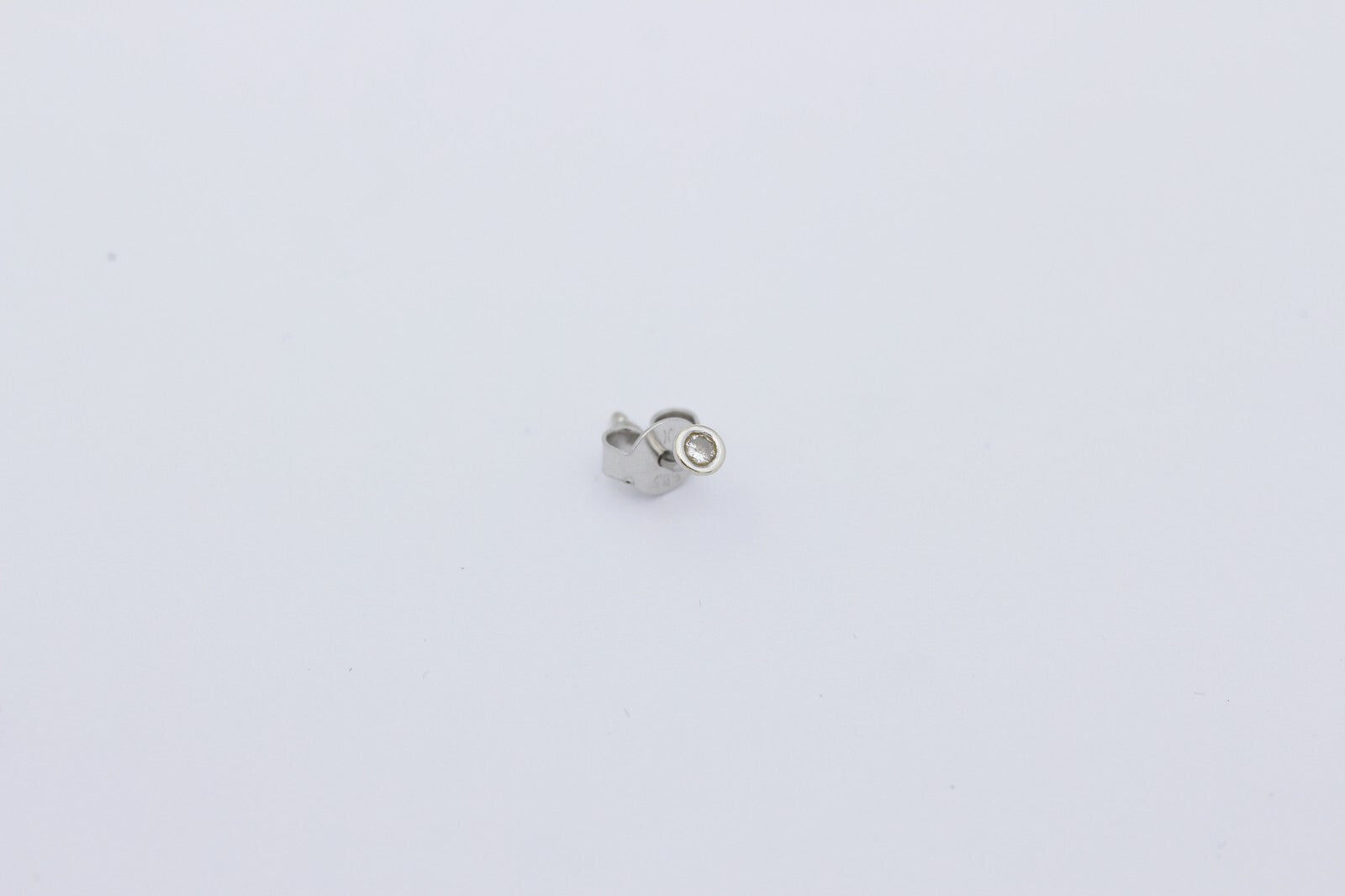 Zarter Stecker Piercing Ohrschmuck aus 585 / 14k Weißgold mit ein Brillant