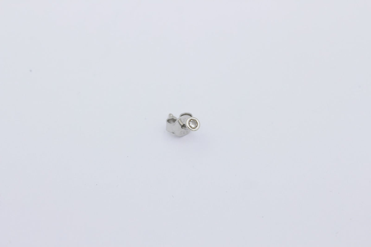 Zarter Stecker Piercing Ohrschmuck aus 585 / 14k Weißgold mit ein Brillant