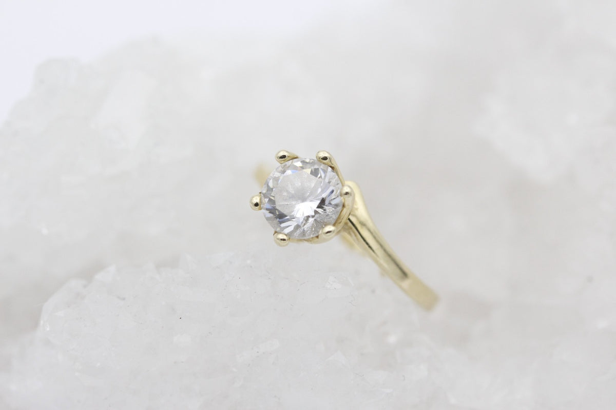 Wunderschöner Solitär Damen Ring aus 585 / 14k Gelbgold mit ein Zirkonia