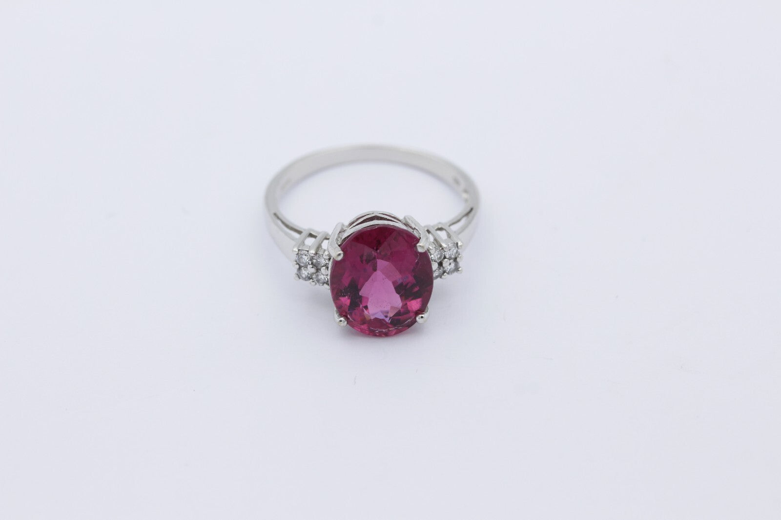 Hochwertiger R&C Damen Ring aus 750/18k Weißgold mit ein Edelstein & Diamanten