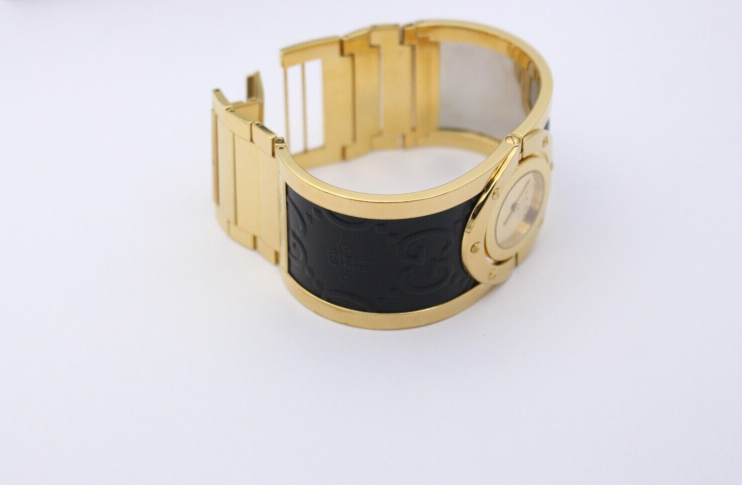 Gucci Twirl 112 breiter Armreif Damenuhr Edelstahl Vergoldet