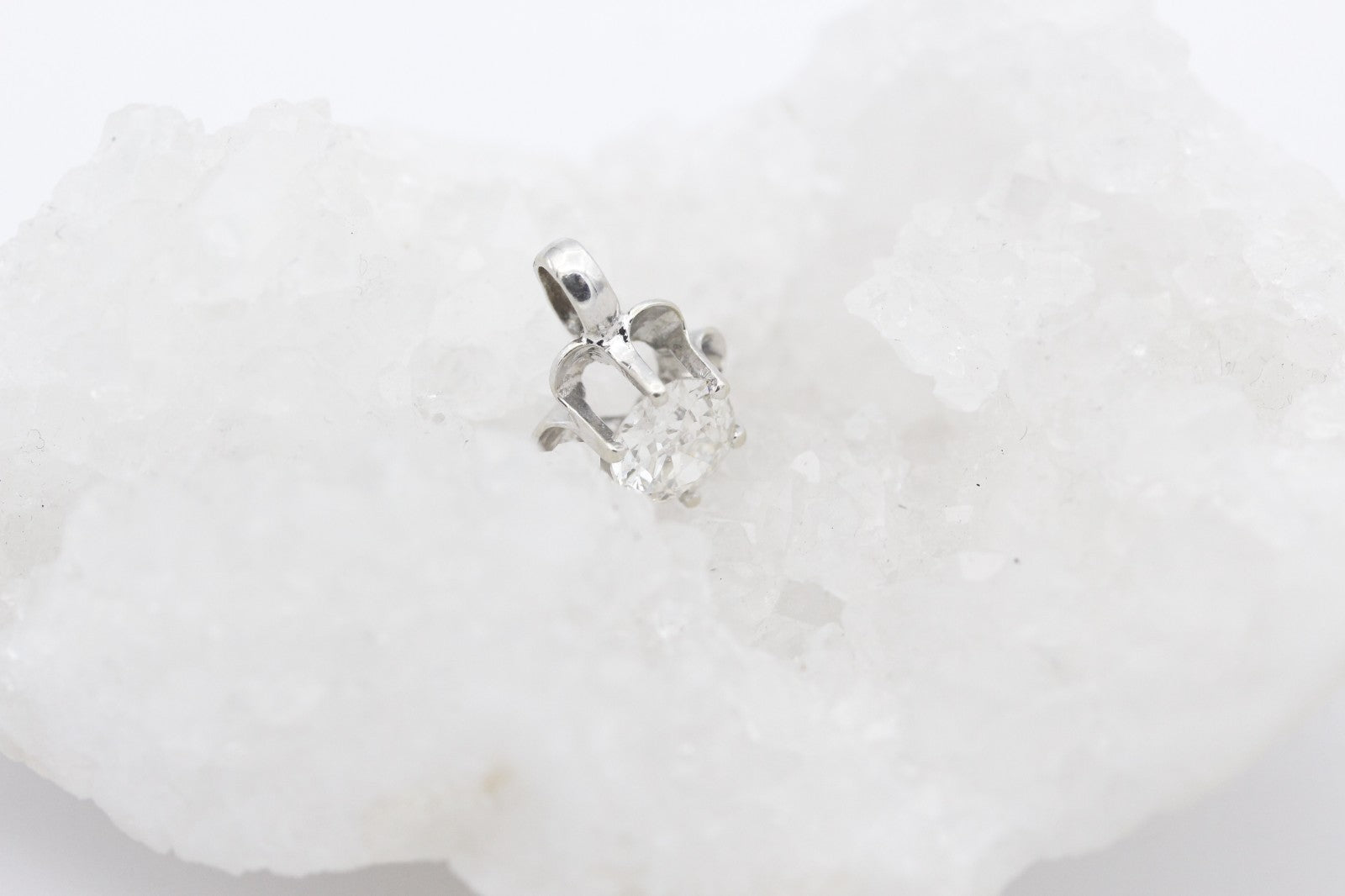 Eleganter Weißgold 585 / 14k Anhänger mit ein Altschliff-Diamant ca. 1,20 ct.