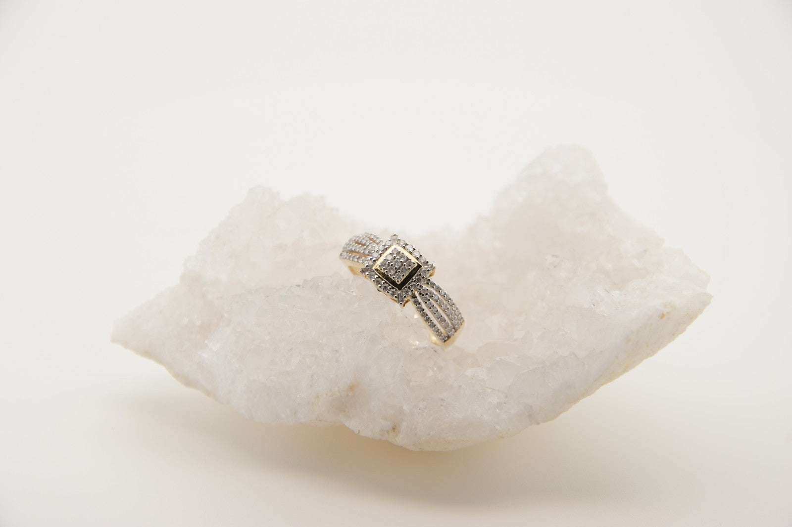 Diamantring 14 Karat Gelbgold | Geometrisches Design | Pavé-Besatz | 0,41 ct.