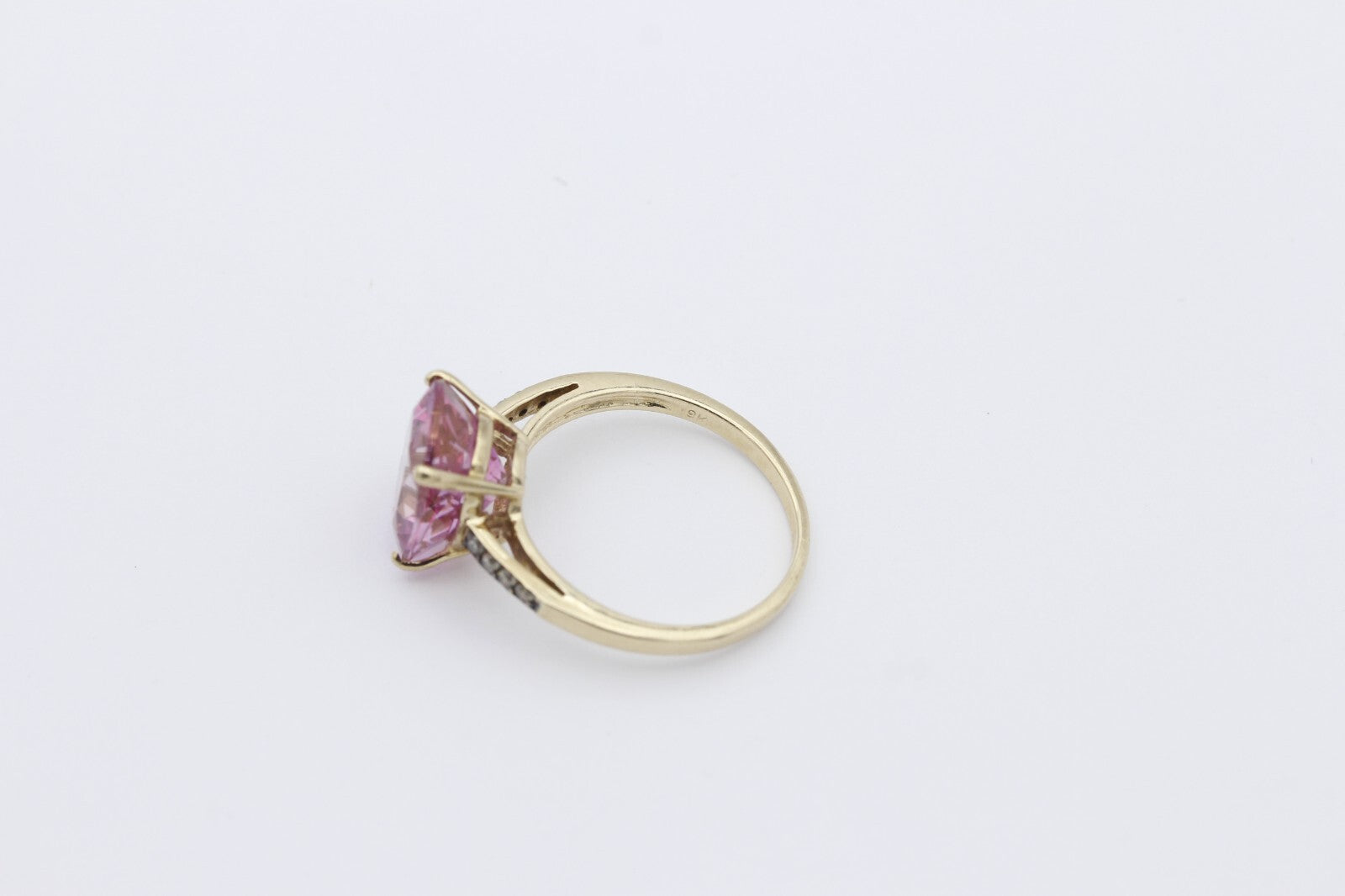 Juwelen Damen Ring aus 375 / 9k Gelbgold mit ein Lila Edelstein & Diamanten