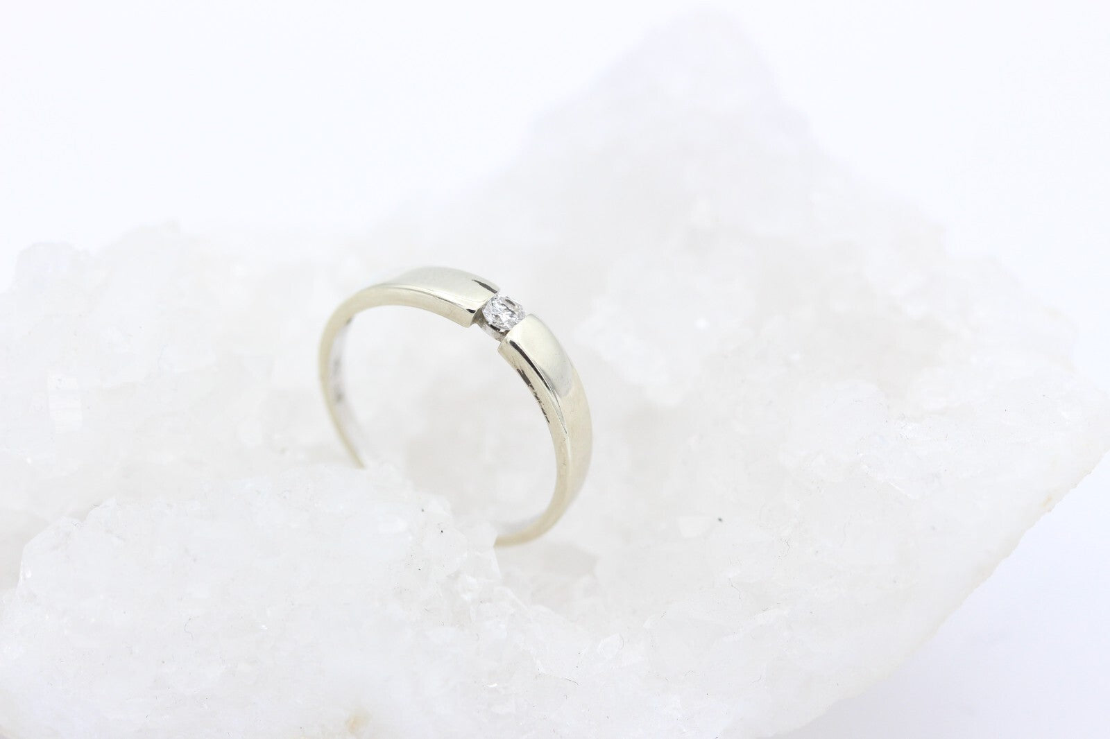 Schöner Solitär Damen Spannring aus 585 / 14K Weißgold mit ein Diamant 0,08 ct.