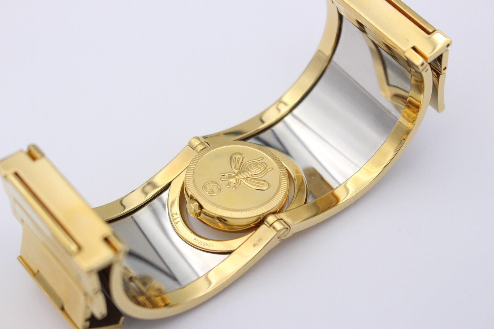 Gucci Twirl 112 breiter Armreif Damenuhr Edelstahl Vergoldet