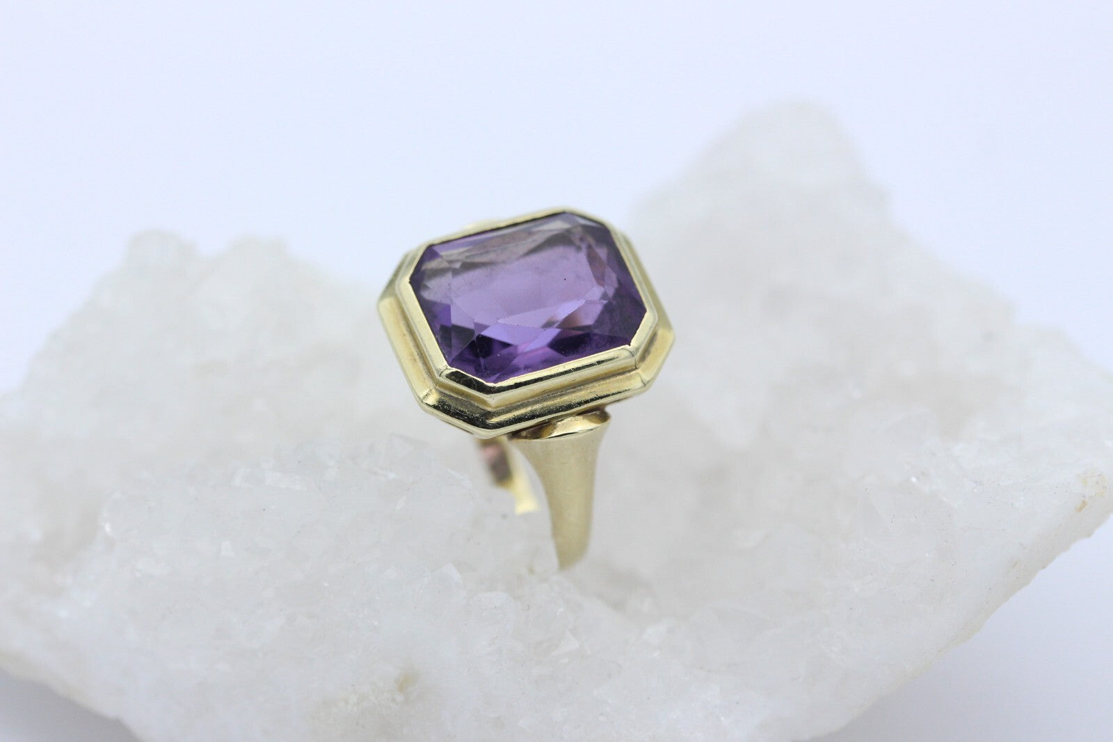 Massiver Damen Gold Ring aus 333 / 8k Gelbgold mit ein Lila Edelstein "Amethyst"