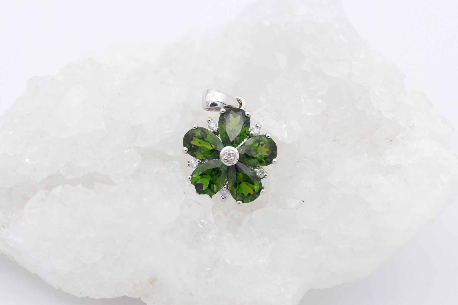 Schöner Juwelen Anhänger aus 375 / 9 Karat Weißgold mit Edelsteine & Diamanten