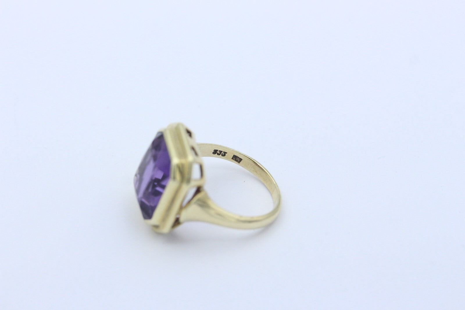 Massiver Damen Gold Ring aus 333 / 8k Gelbgold mit ein Lila Edelstein "Amethyst"