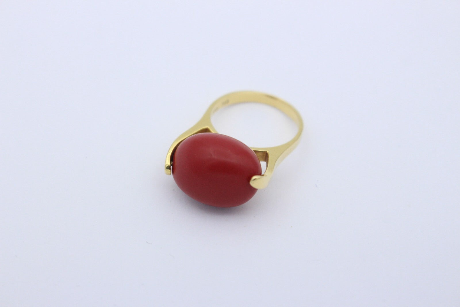 Außergewöhnlicher Korallen Ring aus 750 / 18K Gelbgold mit eine schöne Koralle