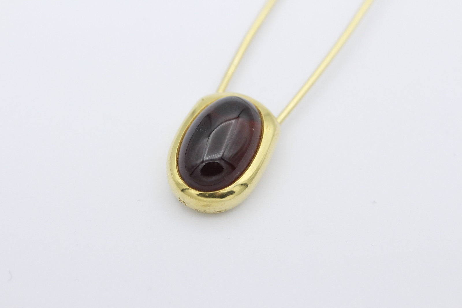 Pomellato Brosche Sicherheitsnadel aus 750 / 18k Gold mit ein Granat in Cabochon