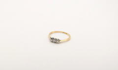 Zarter Antiker 18 Karat (750) Damen Goldring mit 3 Diamanten Trilogy Stil Gr. 53