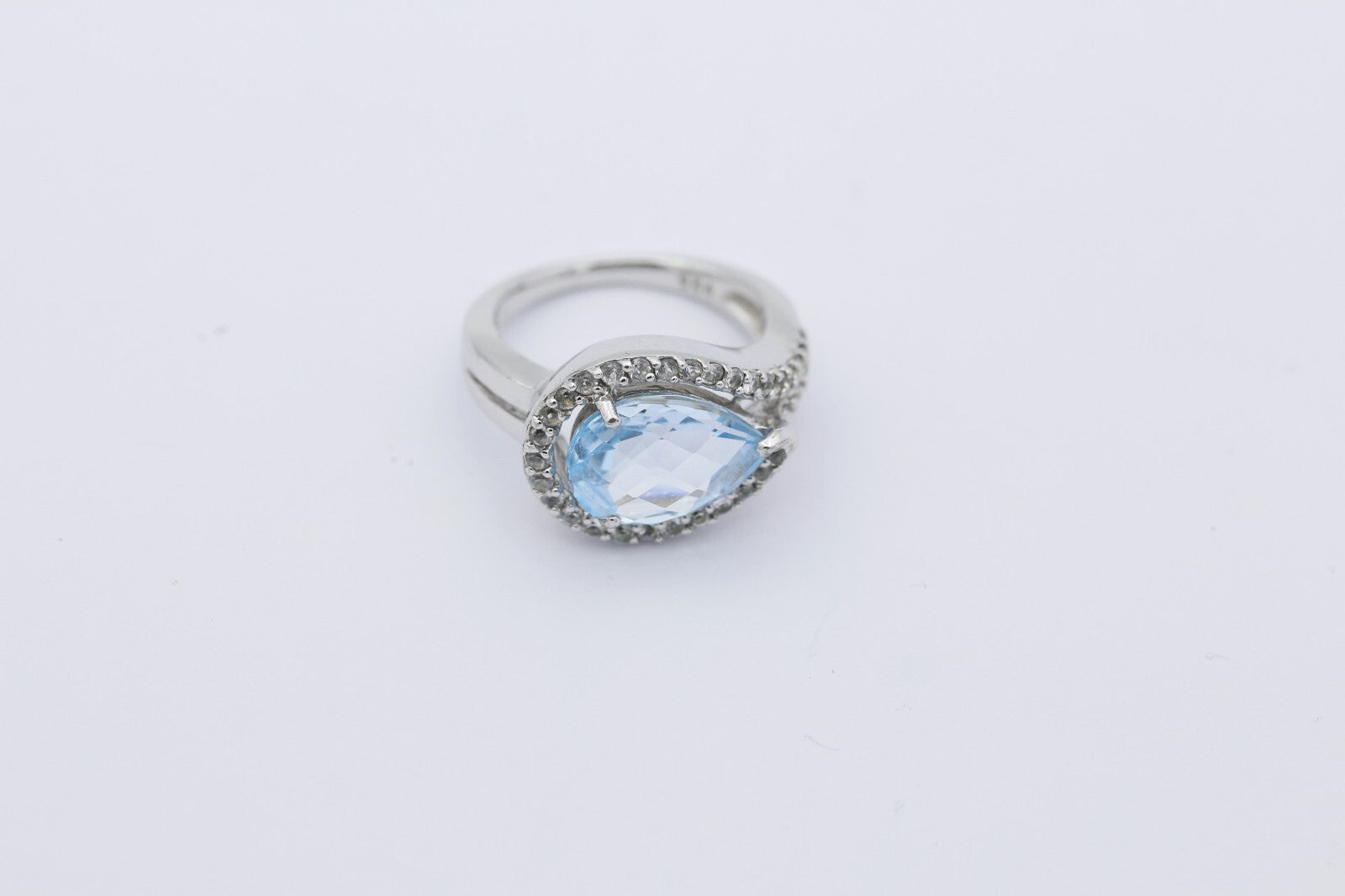 Wunderschöner Juwelen Ring aus 925 Sterlingsilber mit ein Aquamarin & Zirkonia