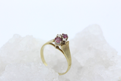 Zarter Damen Gold Ring aus 585 / 14k Gelbgold mit Rubin & Diamanten | Gr. 58