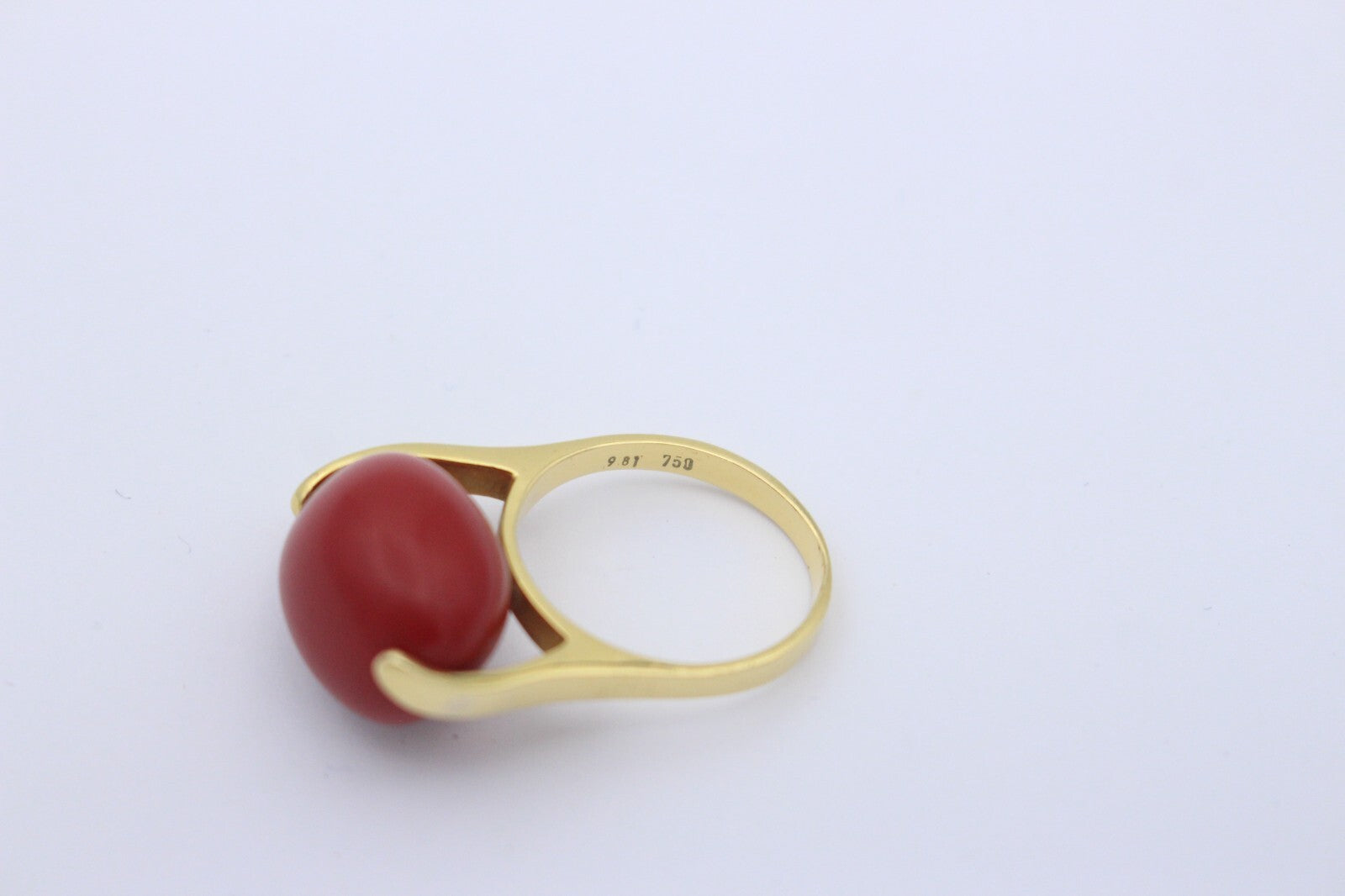 Außergewöhnlicher Korallen Ring aus 750 / 18K Gelbgold mit eine schöne Koralle