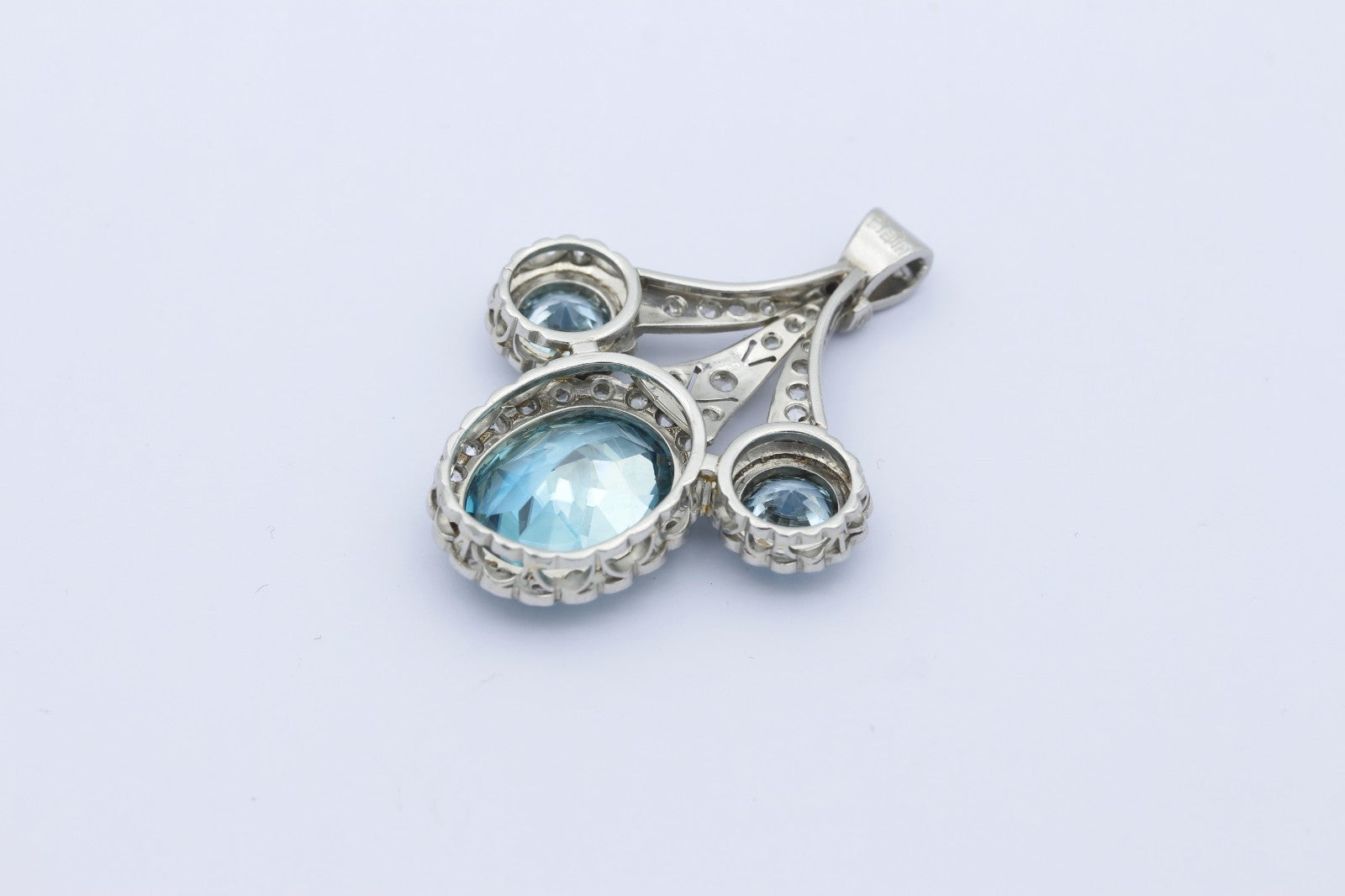 Art Déco Platin Anhänger mit Blaue Edelsteine & Diamanten edles Schmuckstück