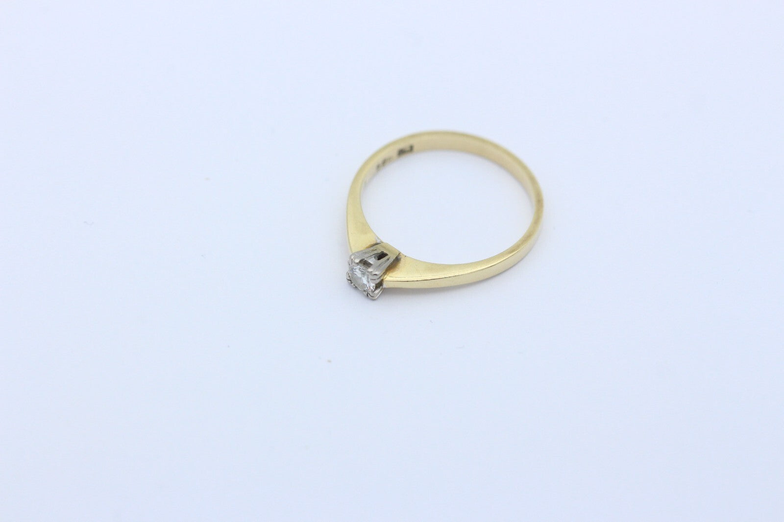 Zarter Solitär Ring aus 585 / 14K Gelbgold mit ein Diamant 0,14 ct. | Gr. 53