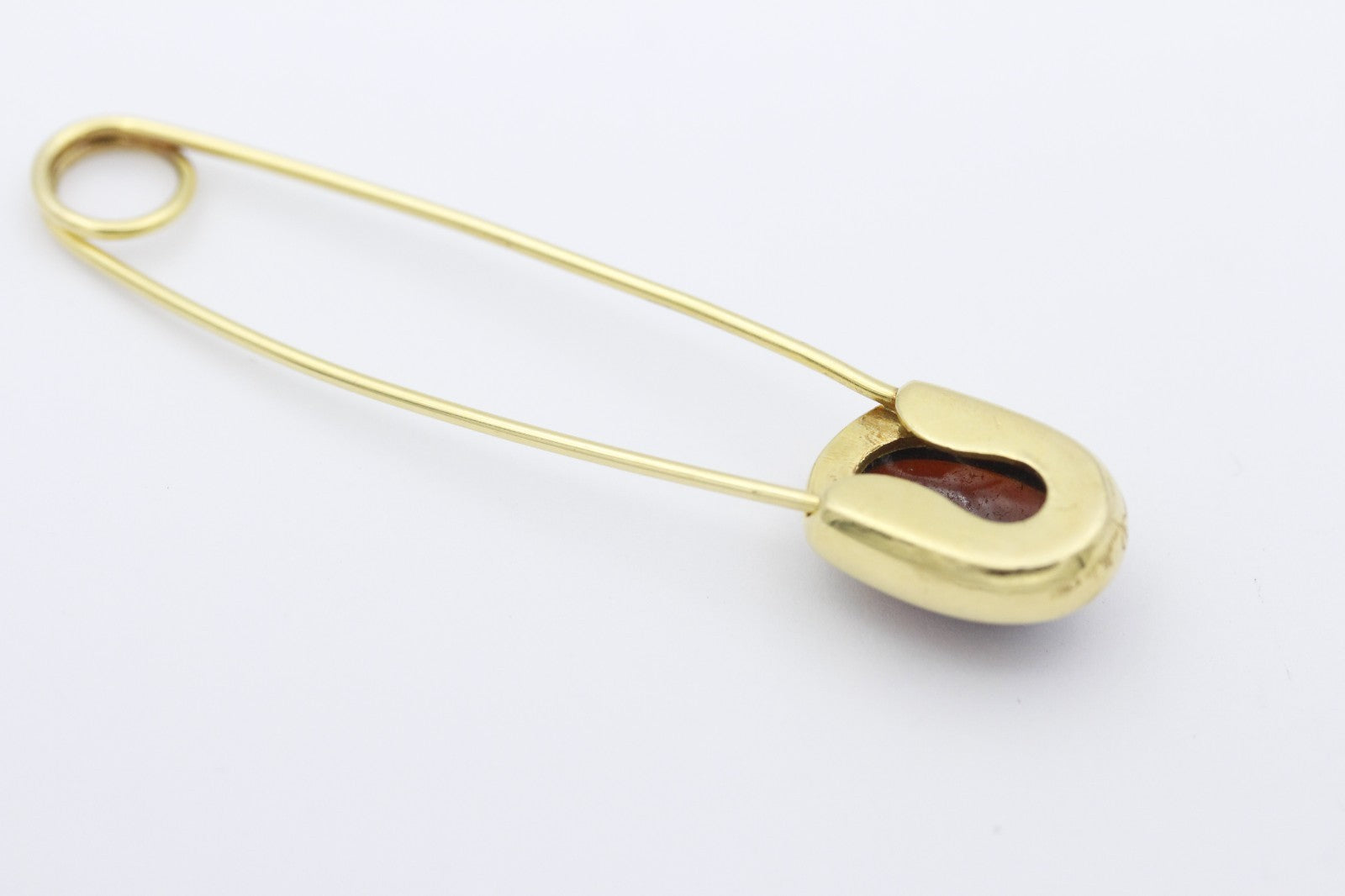 Pomellato Brosche Sicherheitsnadel aus 750 / 18k Gold mit ein Granat in Cabochon