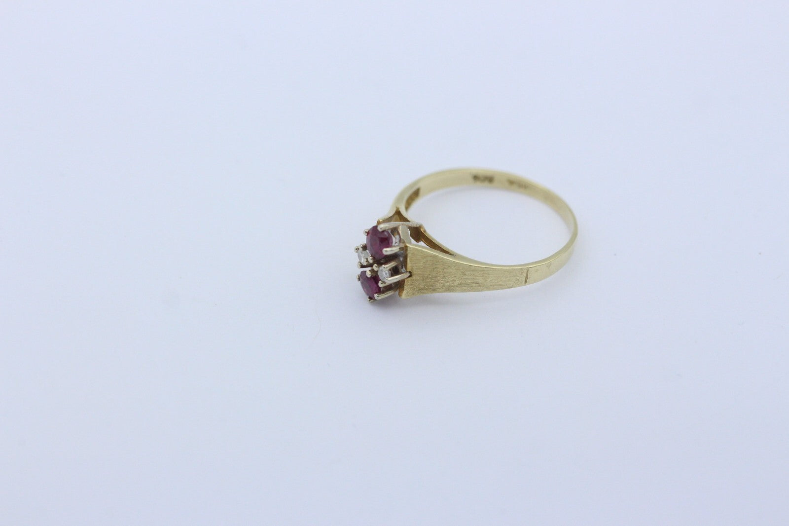 Zarter Damen Gold Ring aus 585 / 14k Gelbgold mit Rubin & Diamanten | Gr. 58