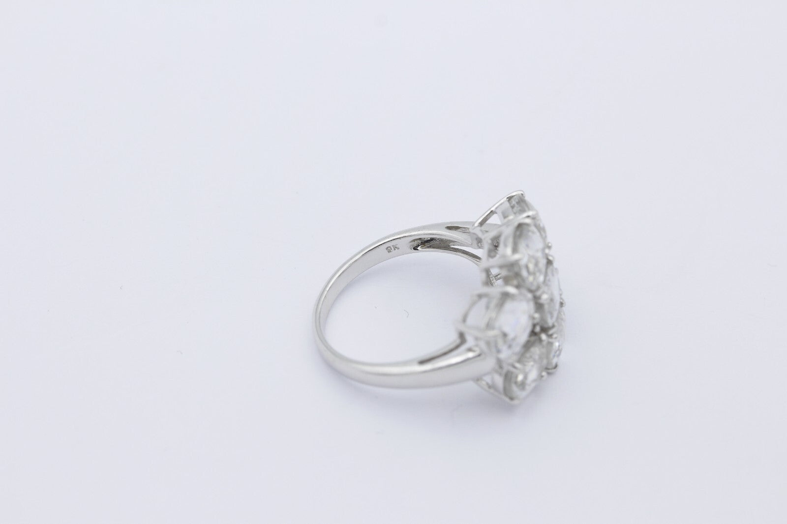 Wunderschöner Damen Ring aus 375/9k Weißgold mit echte Edelsteine & Diamanten
