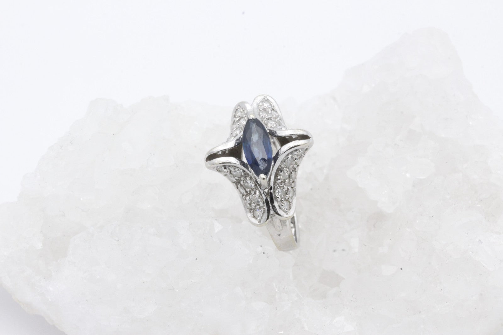 Schöner 585 / 14 Karat Weißgold Ring Saphir Brillanten Schmetterling Damenring