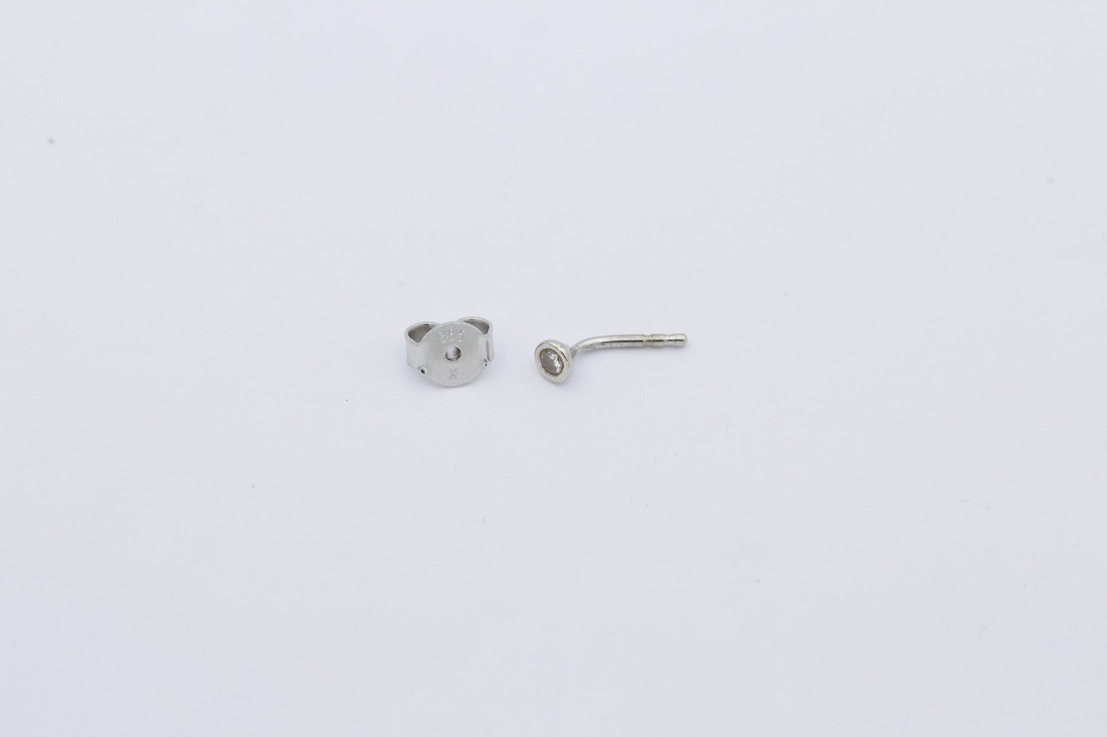 Zarter Stecker Piercing Ohrschmuck aus 585 / 14k Weißgold mit ein Brillant