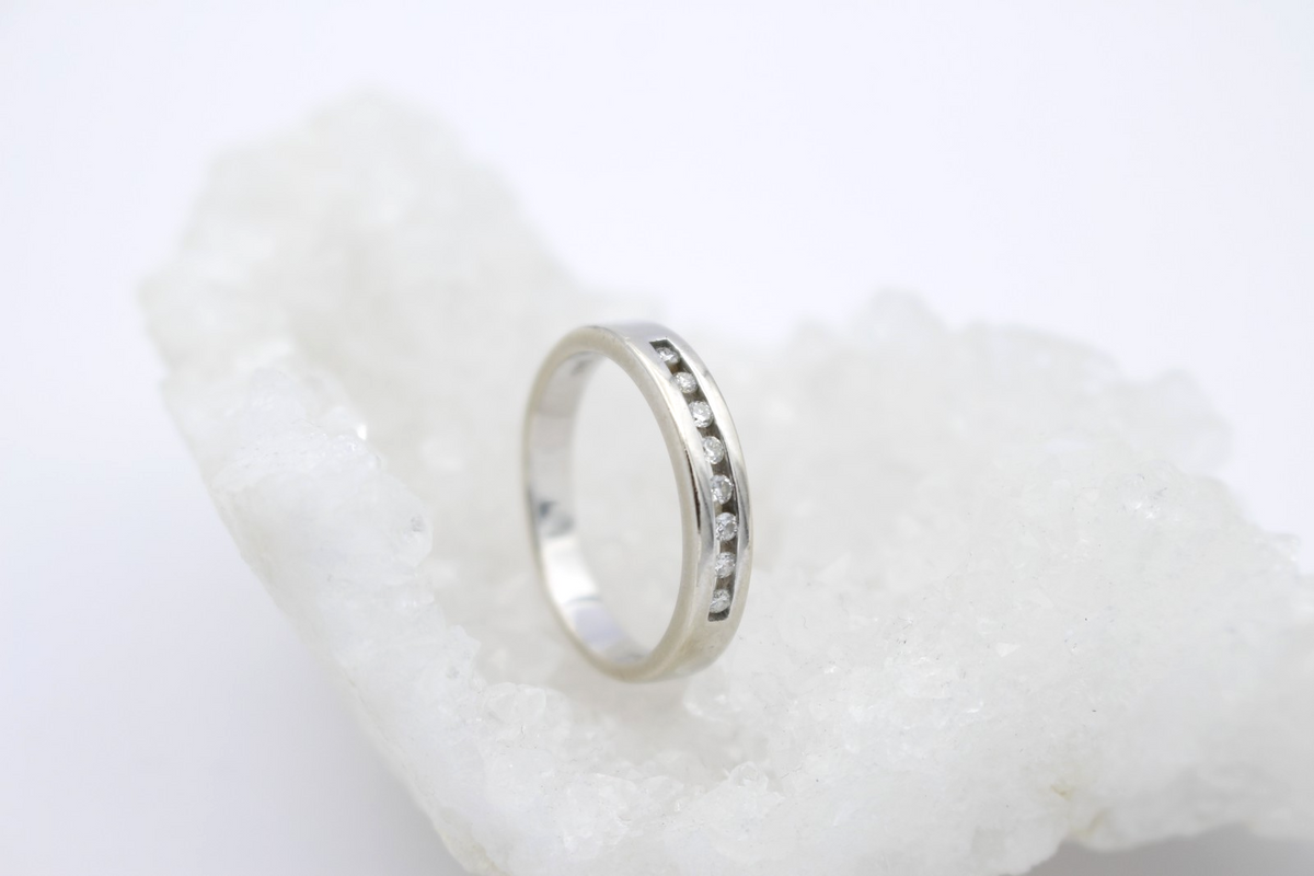 CHRIST Diamantring 585 Weißgold 14 Karat Halb Memoire Ring 8 Diamanten | Gr. 56