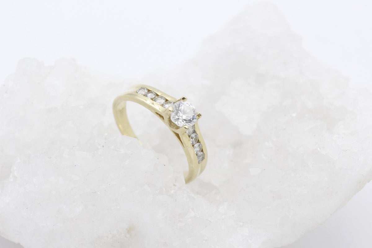 Schöner Damen 585er / 14 Karat Goldring mit Zirkonia – Elegantes Design