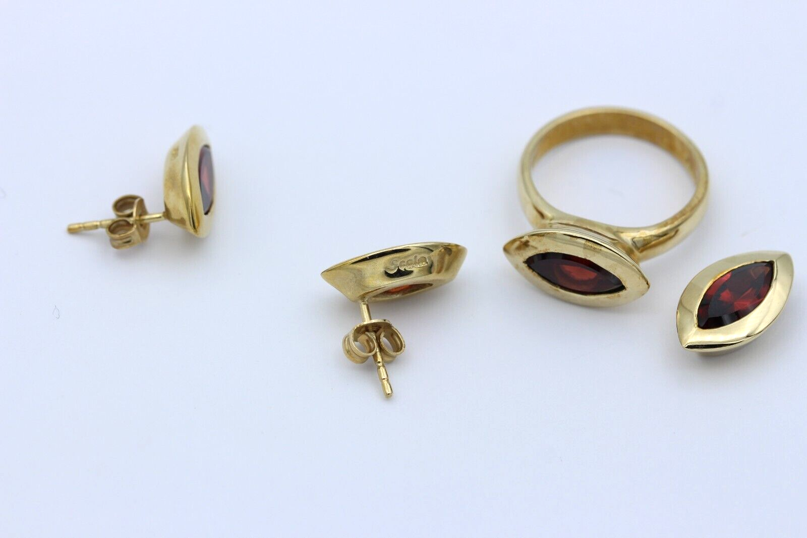 Scala Schmuckset Ring + Ohrstecker + Anhänger 9 Karat 375 Gelbgold mit Granat