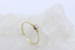 Zarter Solitär Damen Ring aus 585 / 14K Gelbgold mit ein Diamant ca. 0,10 ct.