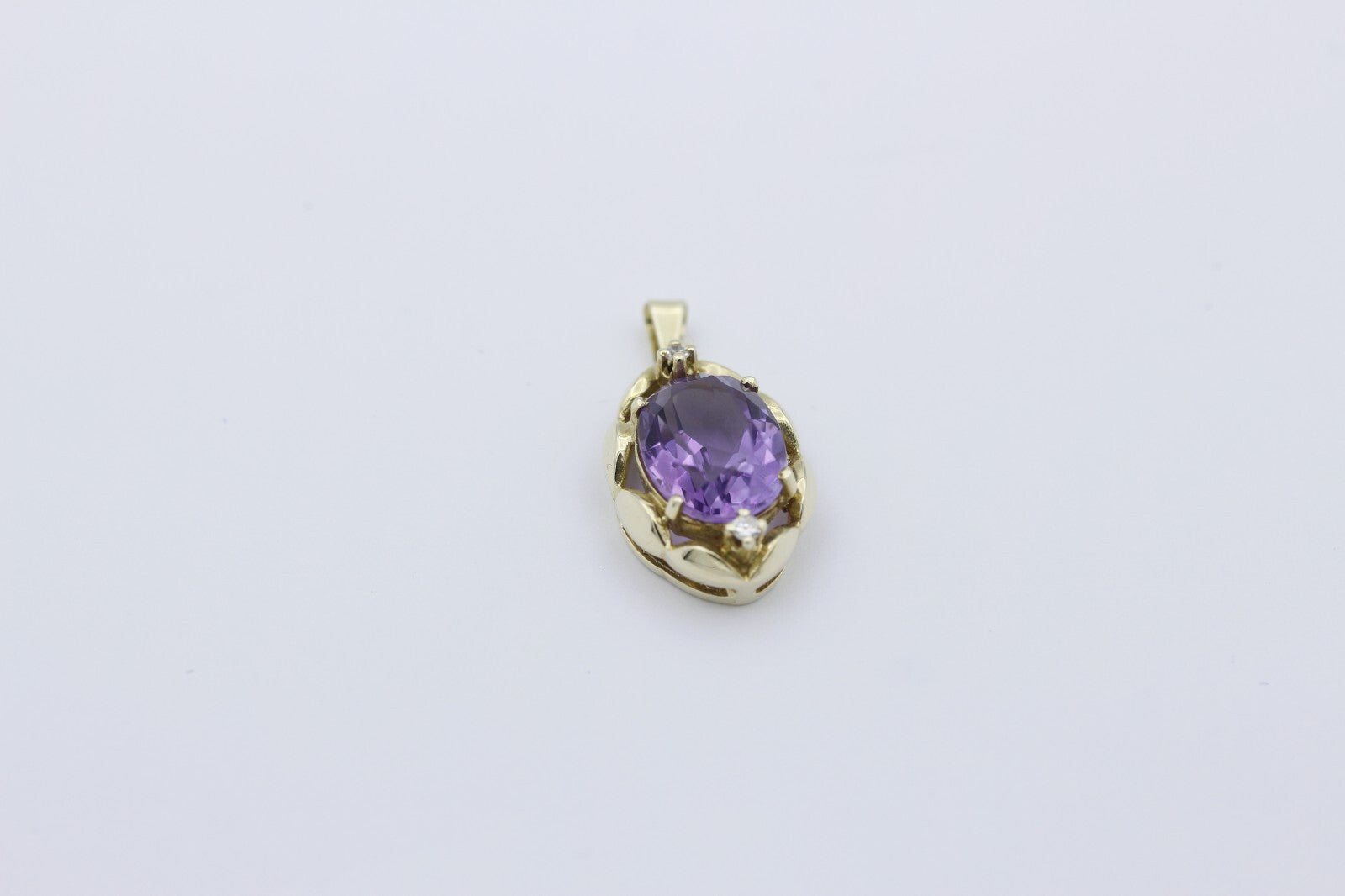 Wunderschöner Anhänger aus 585/14k Gelbgold mit 1 Amethyst & 2 Diamanten