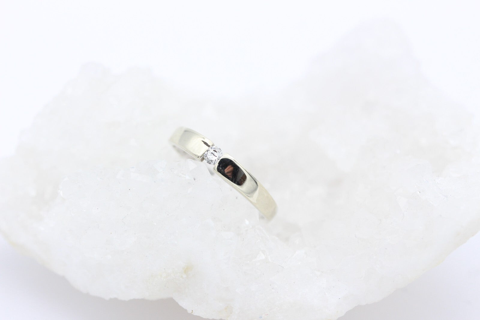 Schöner Solitär Damen Spannring aus 585 / 14K Weißgold mit ein Diamant 0,08 ct.