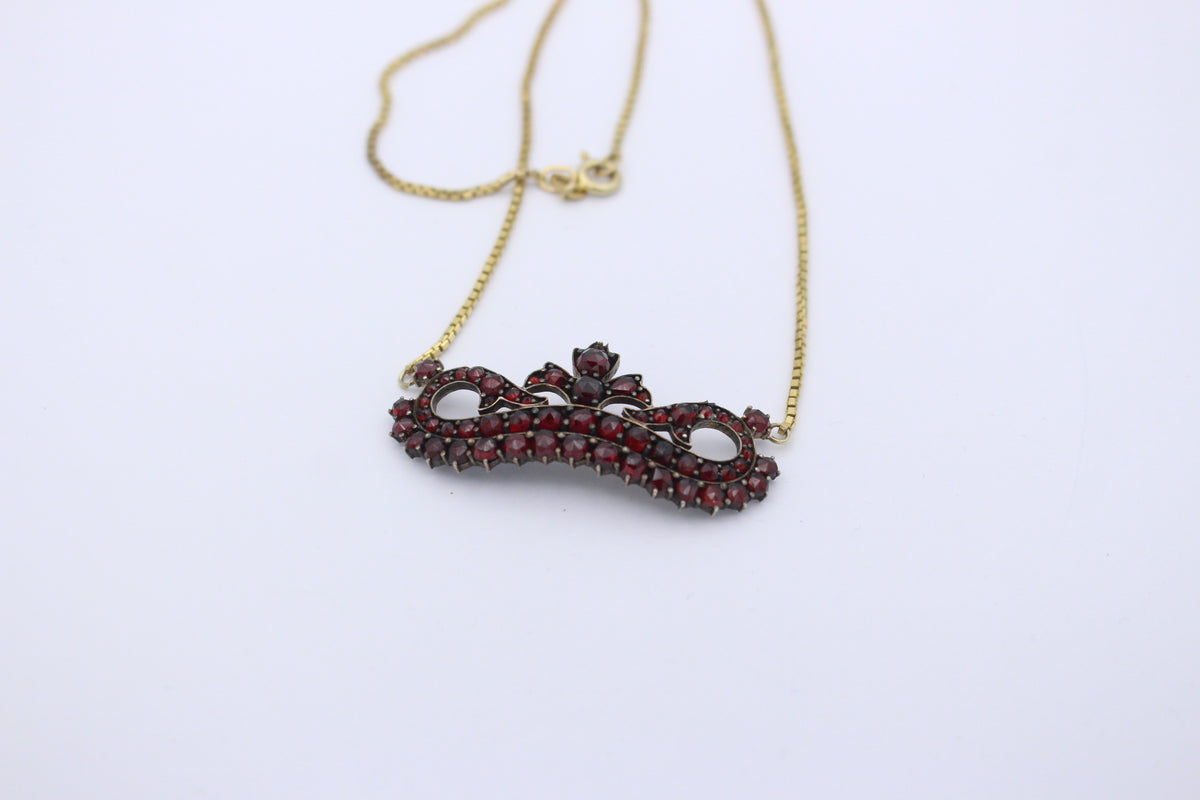 Art Deco Halskette / Collier aus 333 Gelbgold & Silber Anhänger mit Granaten